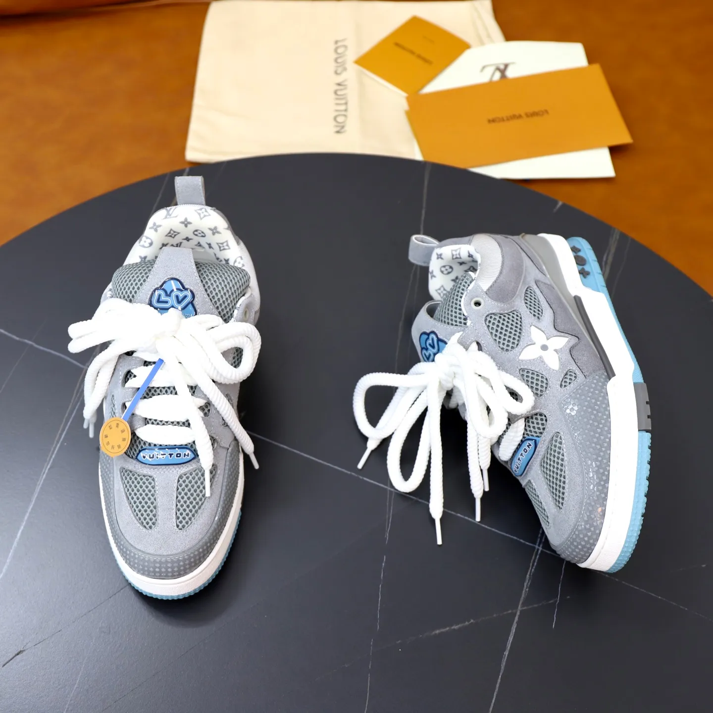 Ex-factory price: 860💰LV Couple👫Louis Vuitton TRAINER sneakers classic Louis Vuitton men's artistic director Virgil Abloh picked inspiration to create this LV Trainer sneaker. Yingze crystal inlays present a colorful effect. VS can be matched with two gorgeous effect colors. The LV letter logo badge on the tongue is gorgeous and noble. The LV letter is decorated on the side. The outsole is decorated with a Monogram flower pattern. It shows the trend of elegance and nobility! Men's and women's models: 35-46